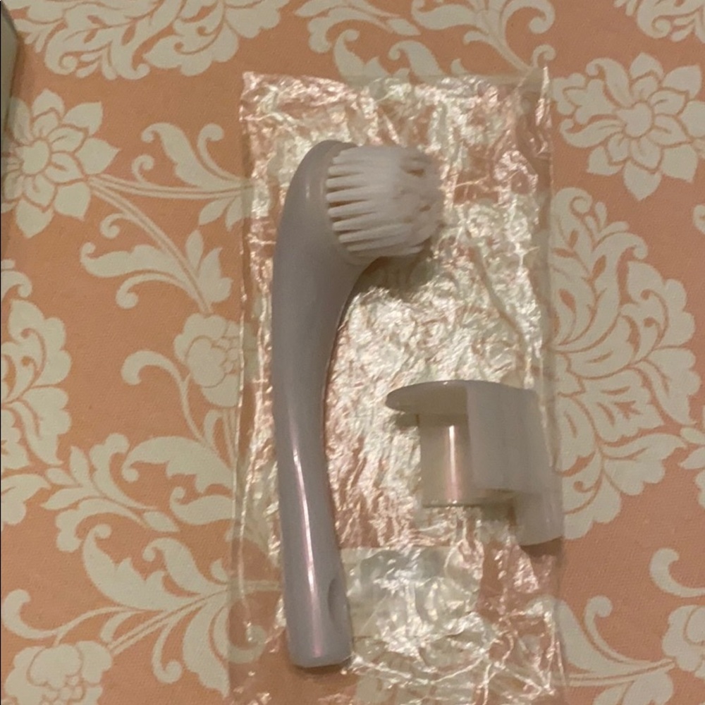 Shiseido cleansing massage brush